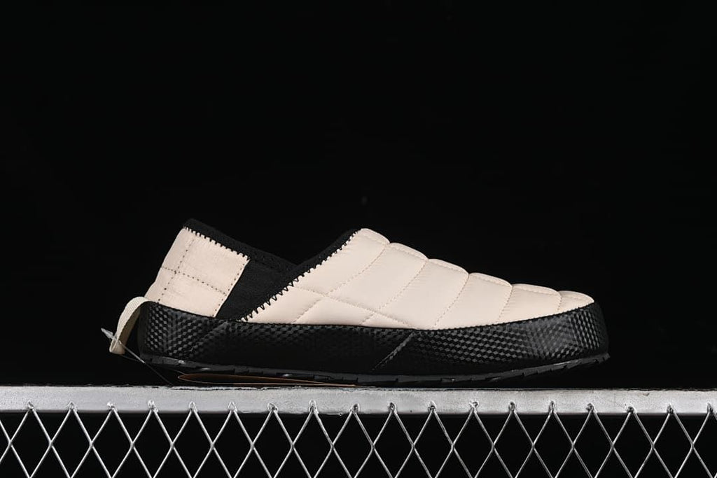 The North Face ThermoBall Traction Mule Beige Black NFOA3UZN-VJU