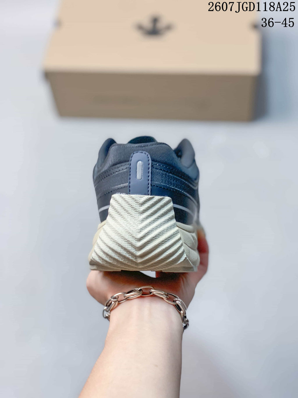 Descente TERRAIND Low-Top Hiking Sneakers Navy Cream SQ323LCR92