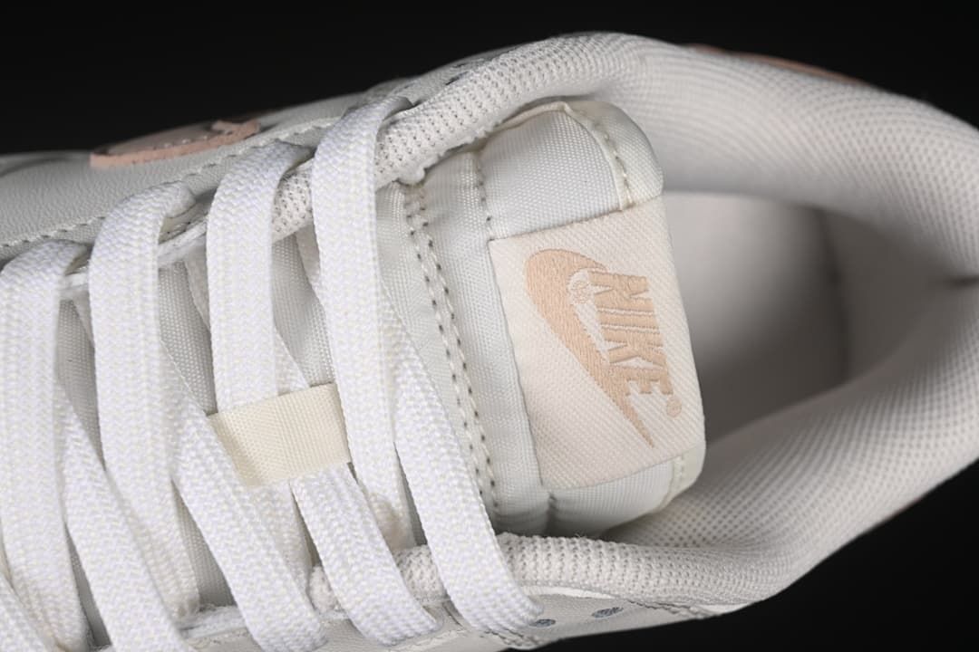 Nike SB Dunk Low Mocha White Sneakers