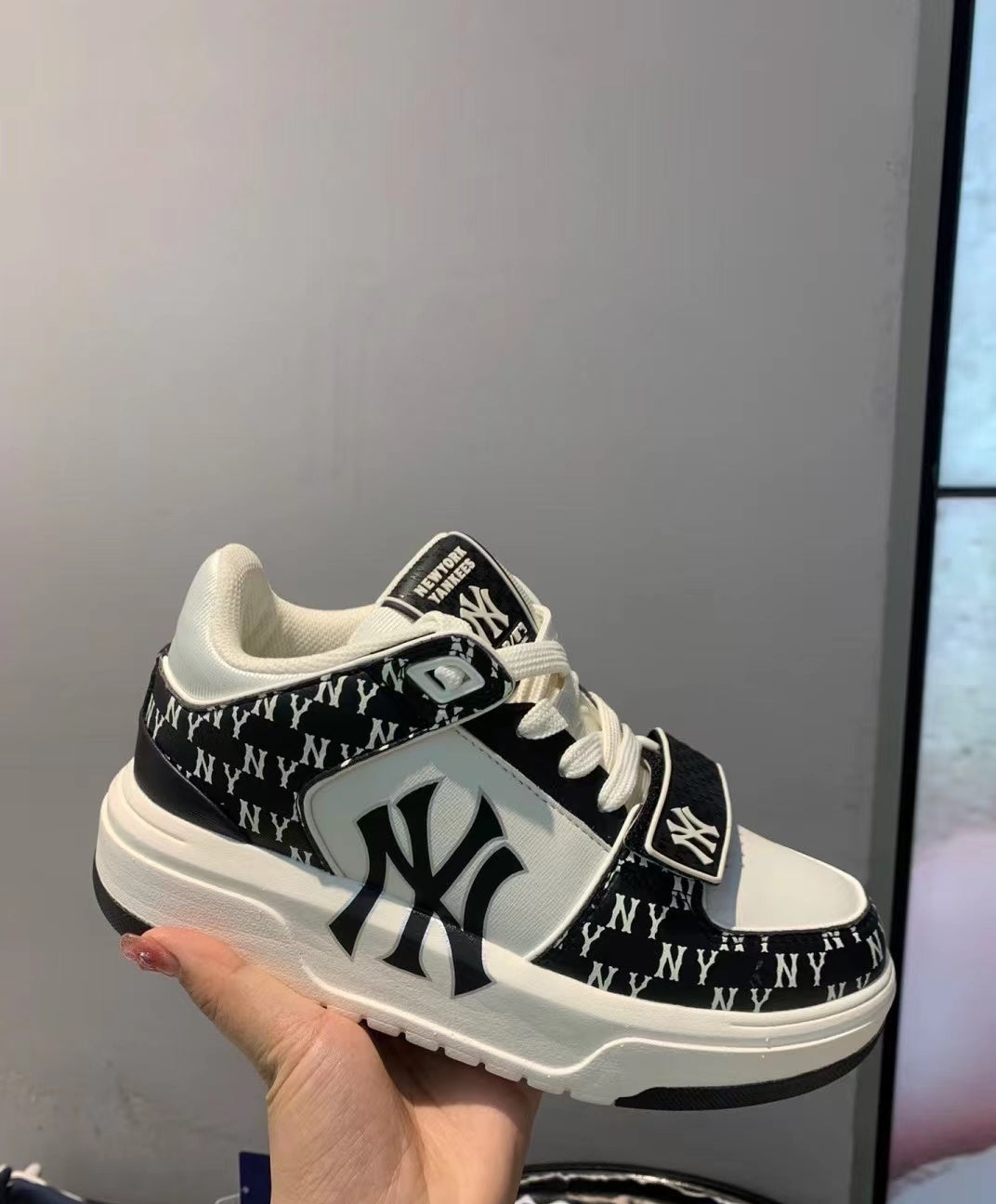 MLB M001 New York Yankees Black White Sneakers