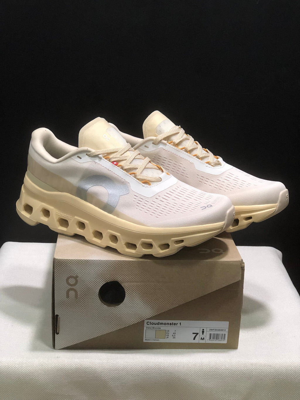 On Cloudmonster 1 Running Sneakers Dew Blonde