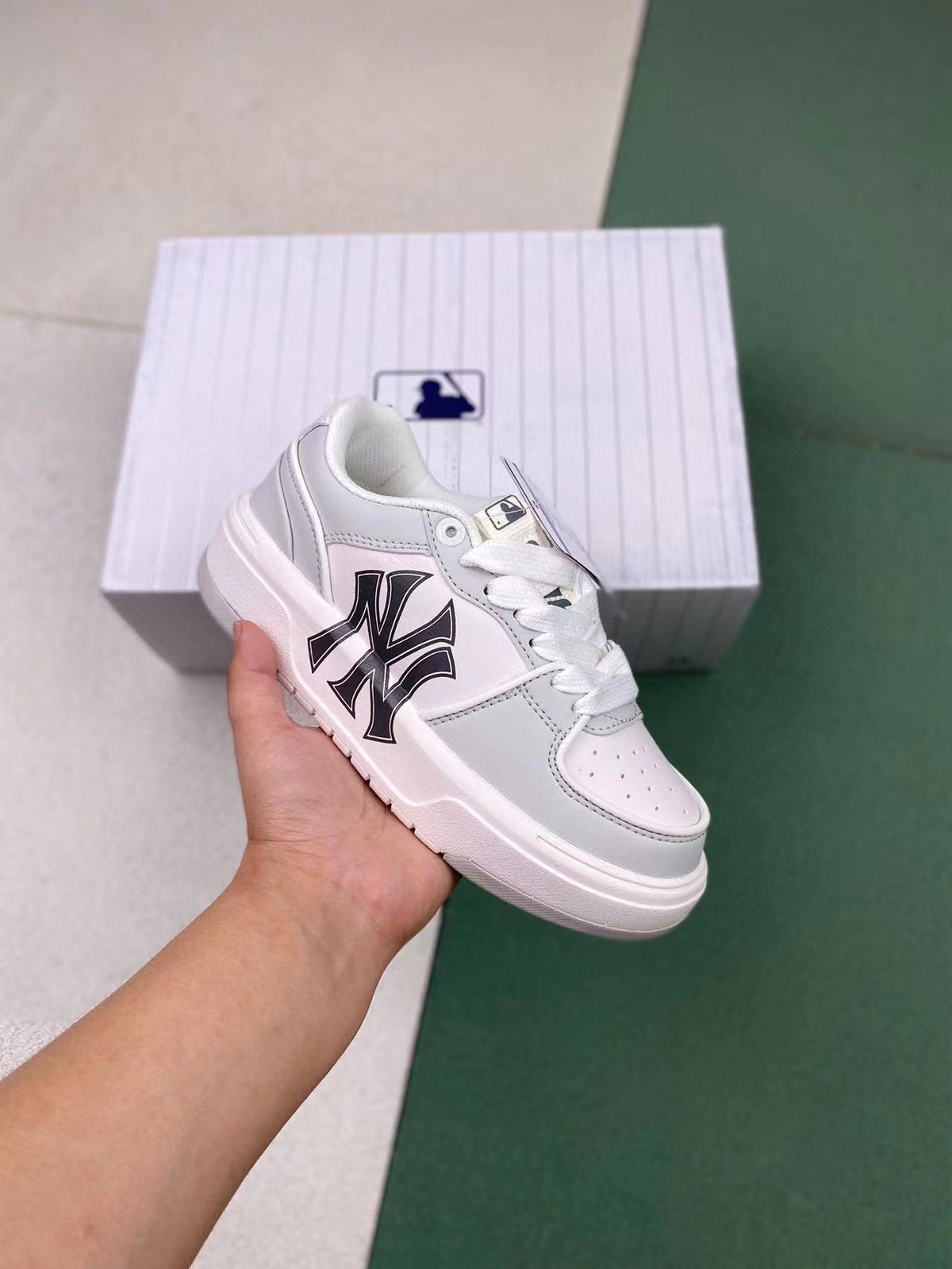 MLB Second-Generation Light Gray Sneakers