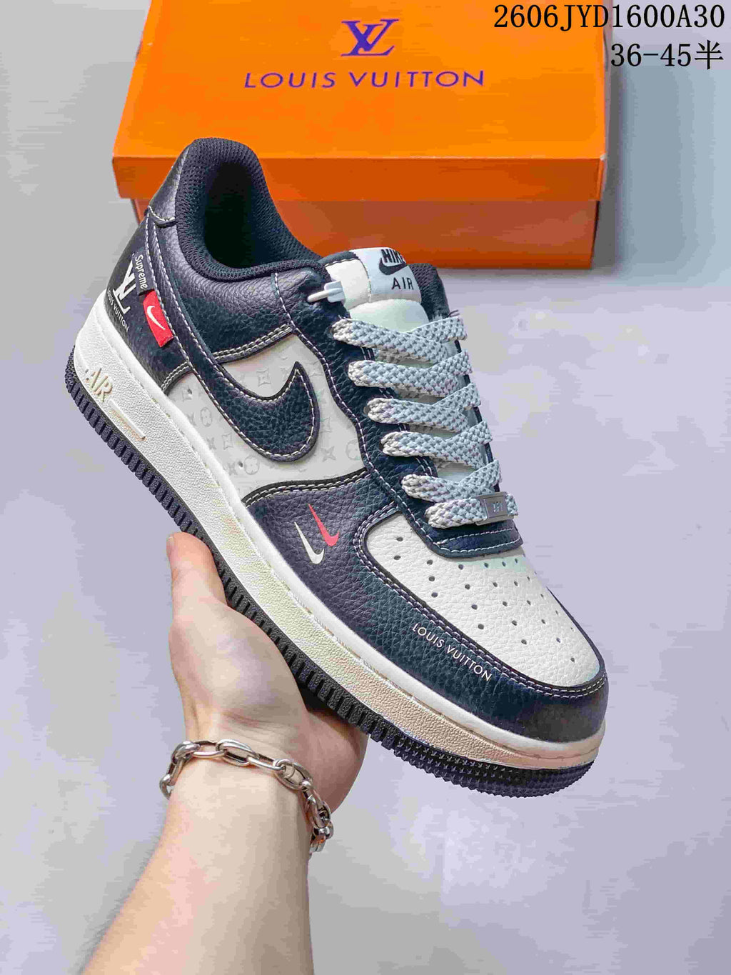 Nike Air Force 1 ’07 Low Sneakers in Navy and White