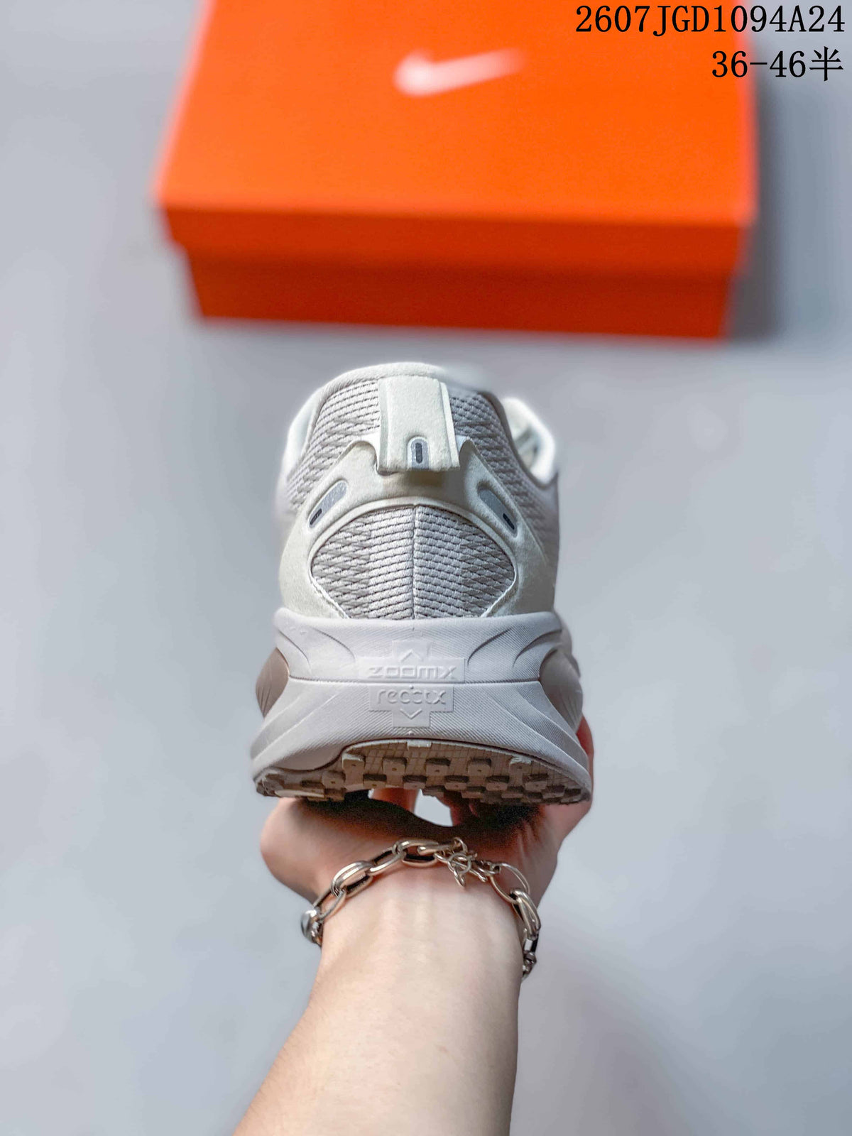 Nike Vomero 18 SE Sneakers White Grey