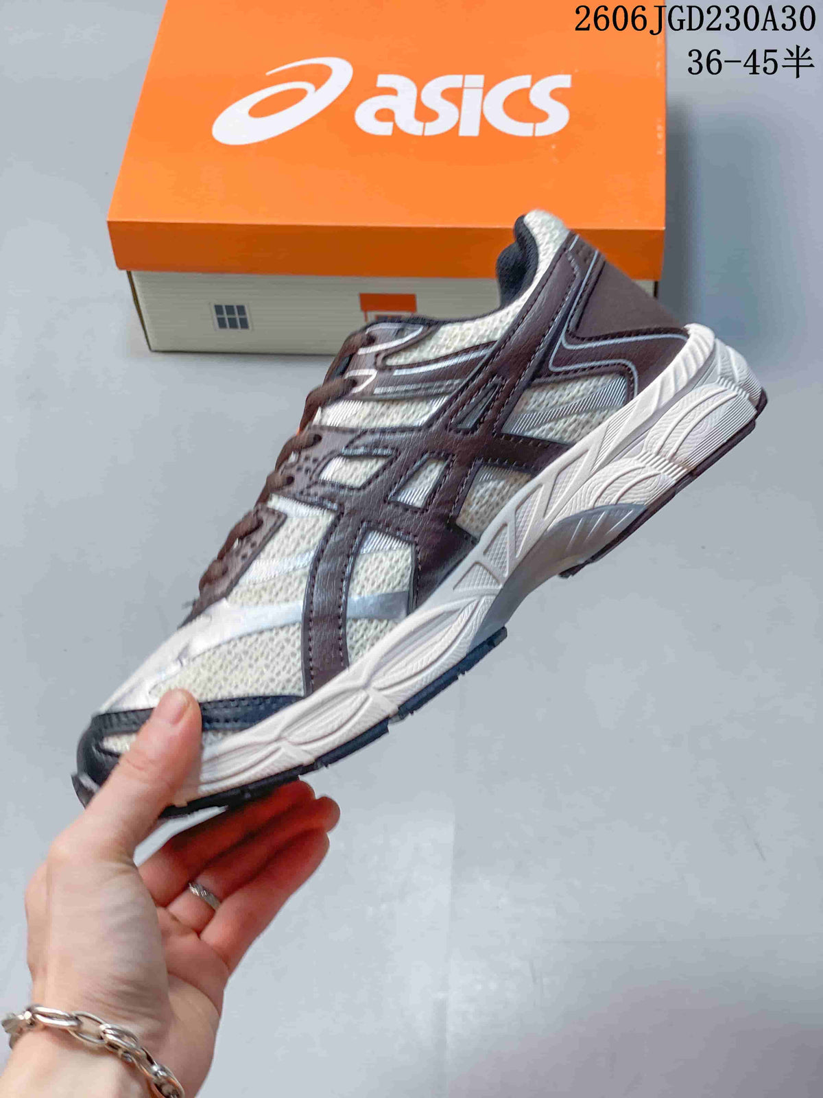 ASICS GEL-CUMULUS 16 Running Shoes, White and Brown