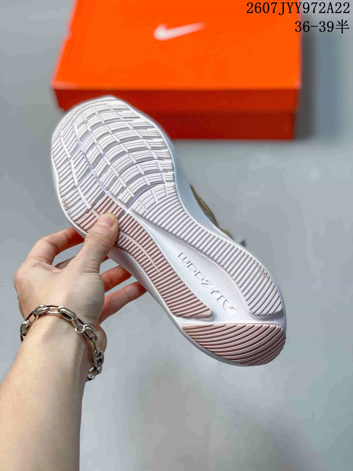 Nike Air Zoom Winflo 8 White Gold Running Sneakers