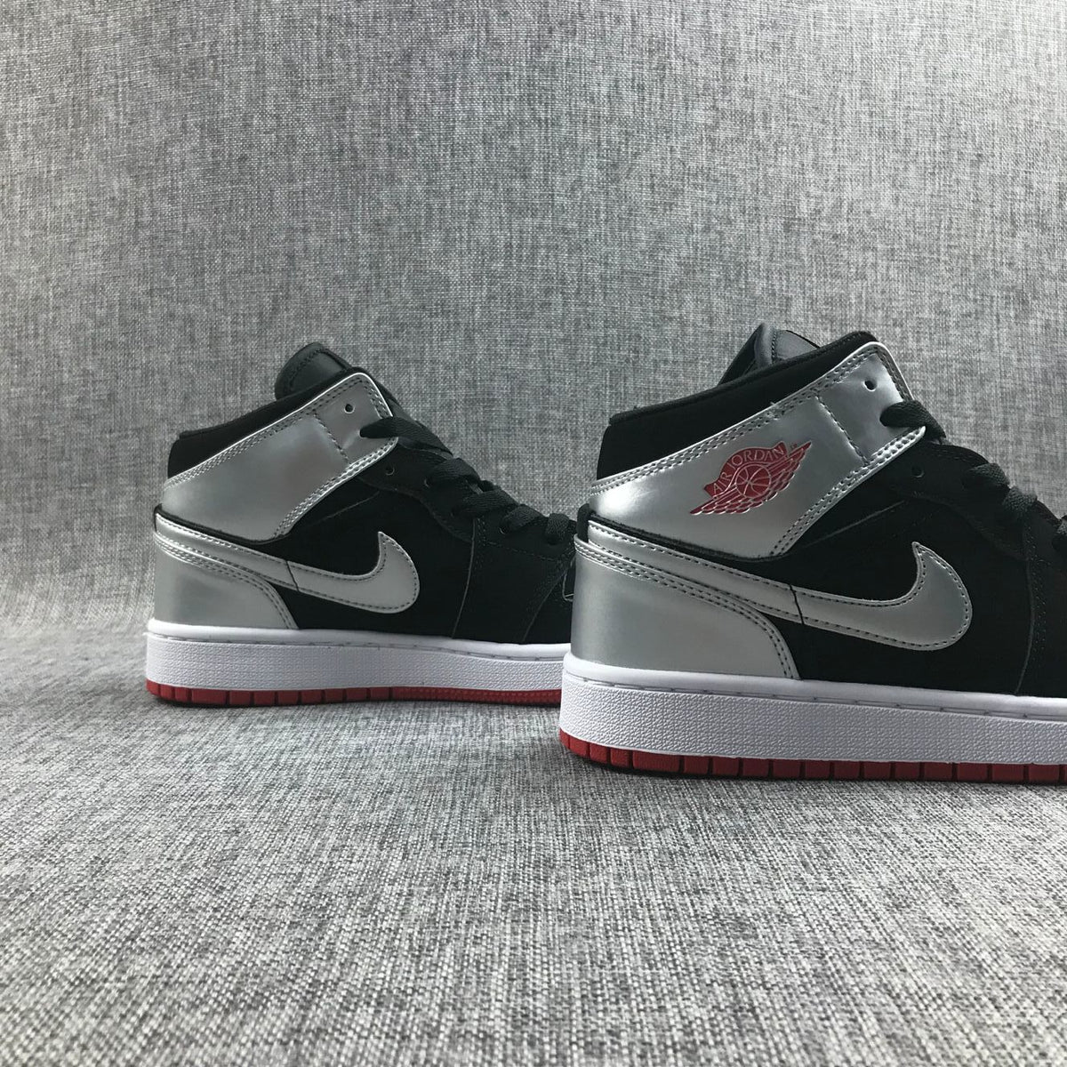 Air Jordan 1 Mid SE GS Black Silver Sneakers 554725-057