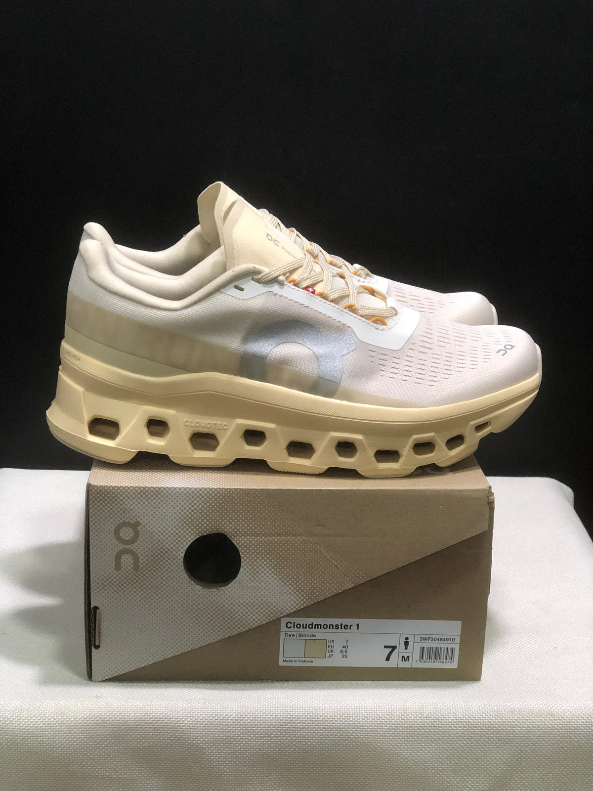 On Cloudmonster 1 Running Sneakers Dew Blonde