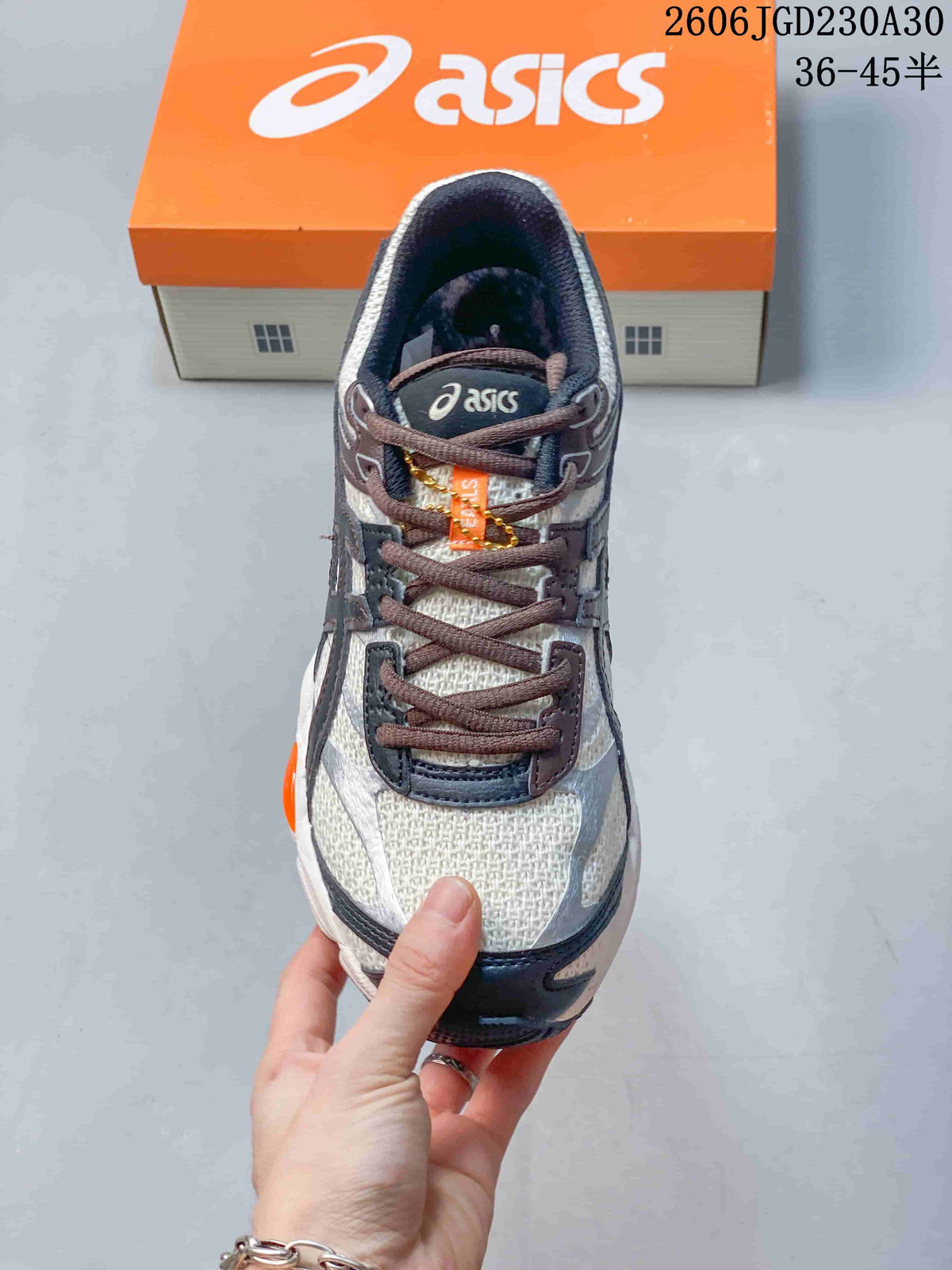ASICS GEL-CUMULUS 16 Running Shoes, White and Brown