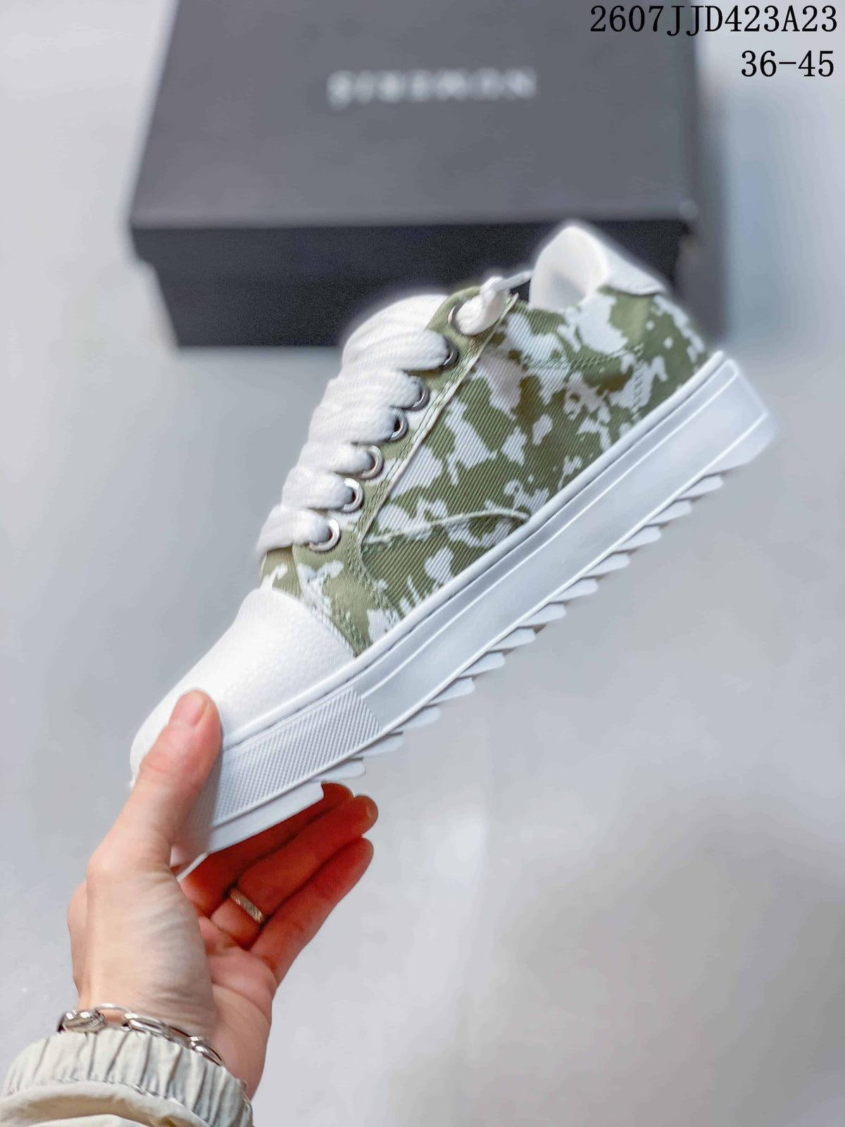 NUMERIS Low-Top Sneakers Green Camouflage JJD062-HZK
