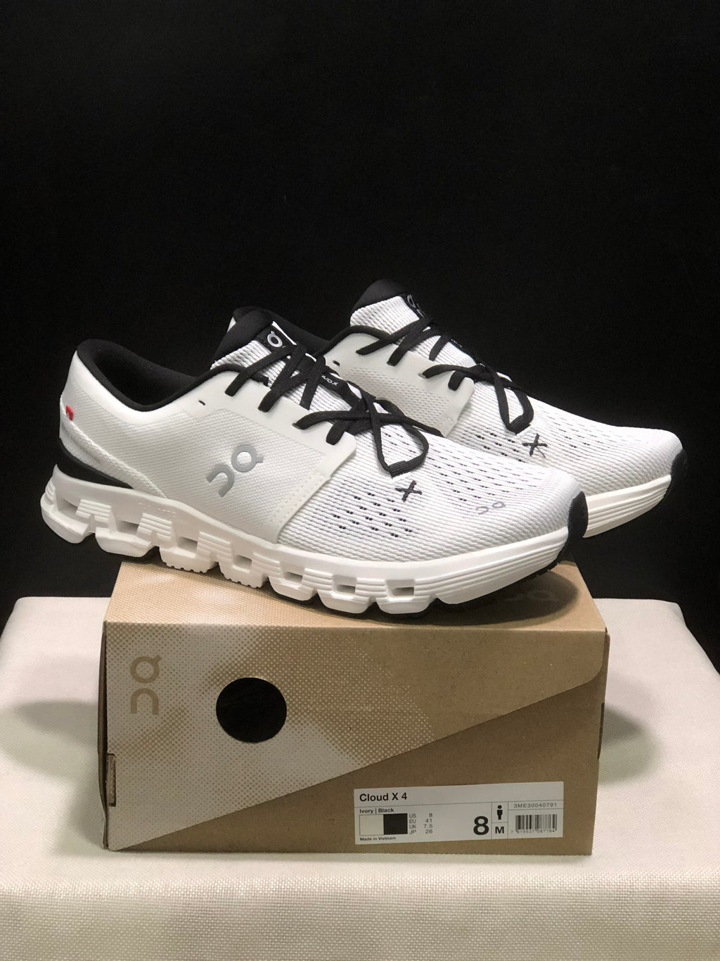 On Cloud X4 Sneakers Ivory Black