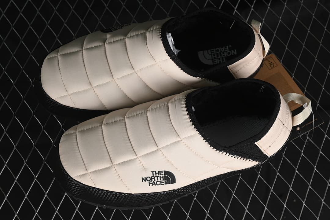 The North Face ThermoBall Traction Mule Beige Black NFOA3UZN-VJU