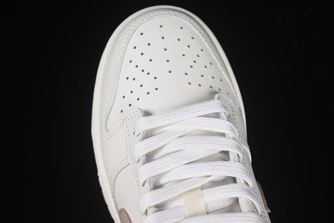 Nike SB Dunk Low Mocha White Sneakers