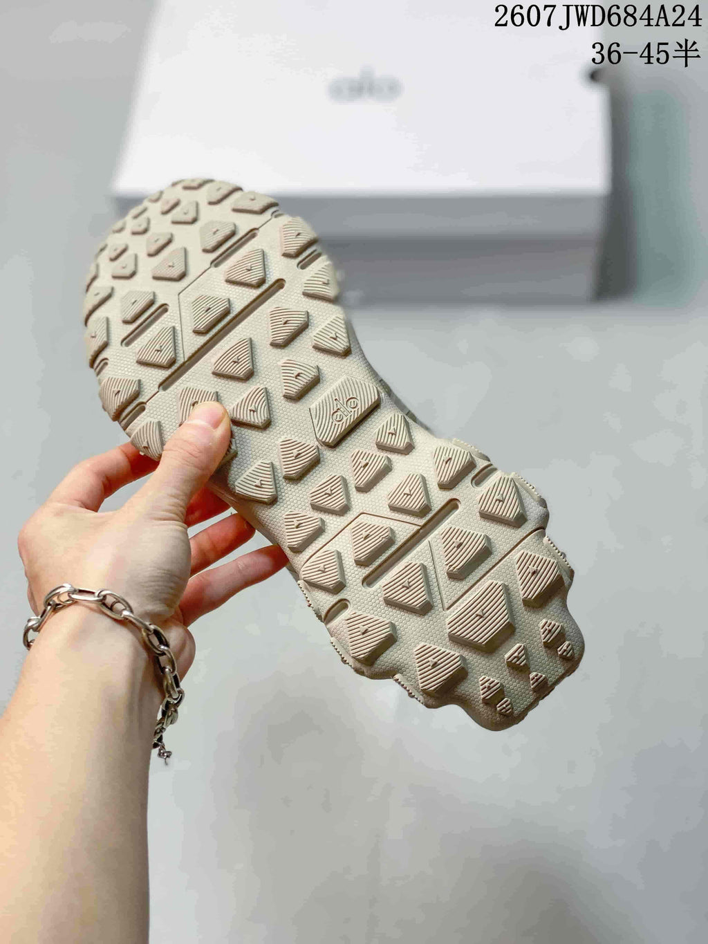 Alo Recovery Mode Low-Top Sneakers - Beige